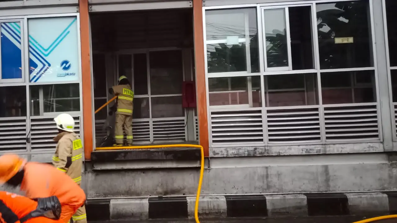 Kebakaran melanda Halte Transjakarta Tendean, Jakarta Selatan, Senin (14/8/2023).