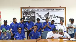Komunitas Nelayan Tradisional (KNT) mendatangi Lembaga LBH Jakarta, Selasa (19/4). Kedatangan mereka untuk menunjukkan bukti setelah diragukan Gubernur DKI Basuki Tjahaja Purnama "Ahok" ikut dalam penyegelan Pulau G (Liputan6.com/Immanuel Antonius)