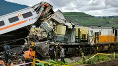 Tahun 2024 dibuka dengan kabar duka. Insiden tabrakan antara Kereta Api (KA) Turangga rute Surabaya Gubeng-Bandung dan KA Commuterline Bandung Raya terjadi pada Jumat (5/1/2024) pagi, menyebabkan jalur rel Haurpugur-Cicalengka terhenti sementara waktu. PT Kereta Api Indonesia (Persero) atau KAI mengumumkan bahwa beberapa perjalanan KA dibatalkan akibat kecelakaan tersebut. Tiga orang dinyatakan tewas dan sedikitnya 28 orang terluka akibat insiden tersebut. (ADI MARSIELA/AFP)