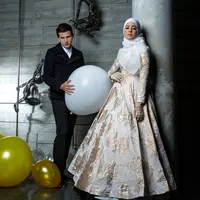 Risty Tagor; Hijab,dress dan sarung tangan by by Normamoi IG @normahauri, kalung by number9 IG @nubernineonline. Stuart Collin:  blazer by Yudhistira IG @yudhistira_tyra. Make up by Devrio, Fashion Stylist Iwan Latiff. (M. Akrom Sukarya/Bintang.com)