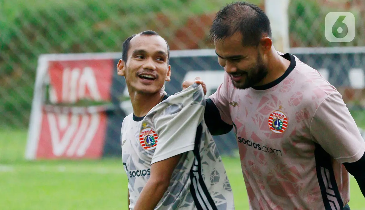 Pemain Persija Jakarta, Andritany Ardhiyasa bercanda dengan Riko Simanjuntuk saat sesi latihan di Nirwana Park, Sawangan, Jawa Barat, Rabu (4/1/2023). Pertandingan terdekat yang akan dihadapi Macan Kemayoran adalah melawan Persib Bandung pada laga tunda putaran pertama BRI Liga 1. (Bola.com/M Iqbal Ichsan)
