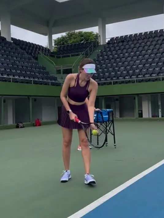 <p>Luna Maya bermain tenis [Instagram/lunamaya]</p>