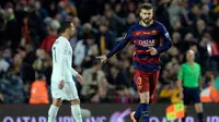 Bek Barcelona, Gerard Pique, merayakan gol ke gawang Real Madrid pada laga La Liga di Camp Nou, Barcelona, Sabtu (2/4/2016). (AFP/Josep Lago)