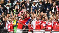 Para pemain Arsenal melakukan selebrasi usai menjuarai Piala FA setelah mengalahkan Chelsea di Stadion Wembley, Sabtu (27/5/2017). Arsenal menang 2-1.   (EPA/Facundo Arrizabalaga)
