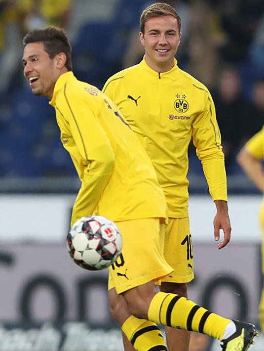9. Borrusia Dortmund - Bayern Munchen menjadi klub yang sering menggelontorkan dana besar demi menggunakan jasa pemain bintang Dortmund. Mario Gotze dan Mats Hummels menjadi bukti dari pernyataan tersebut. (AFP/Ronny Hartmann)