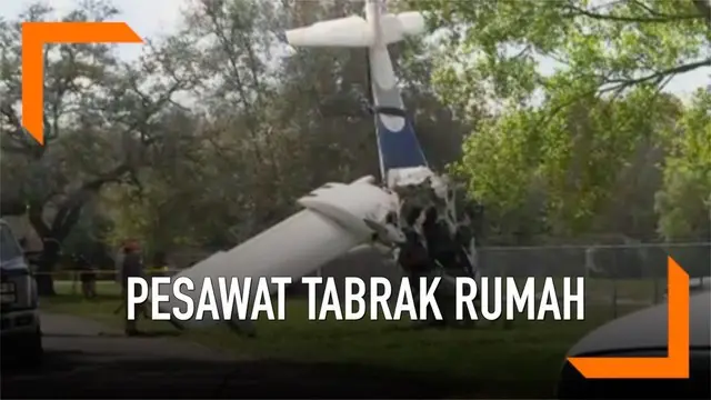 Sebuah pesawat yang berisi dua orang jatuh dan menimpa rumah warga. Seorang pilot tewas, sementara penumpang terluka.