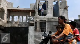 Warga saat melintasi Gereja Kristen Protestan Indonesia (GKPI) saat di bongkar di Jatinegara, Jakarta Timur, Sabtu (25/7/2015). Gereja ini terpaksa dibongkar karena tidak mempunyai Ijin Mendirikan Bangunan (IMB). (Liputan6.com/Johan Tallo)
