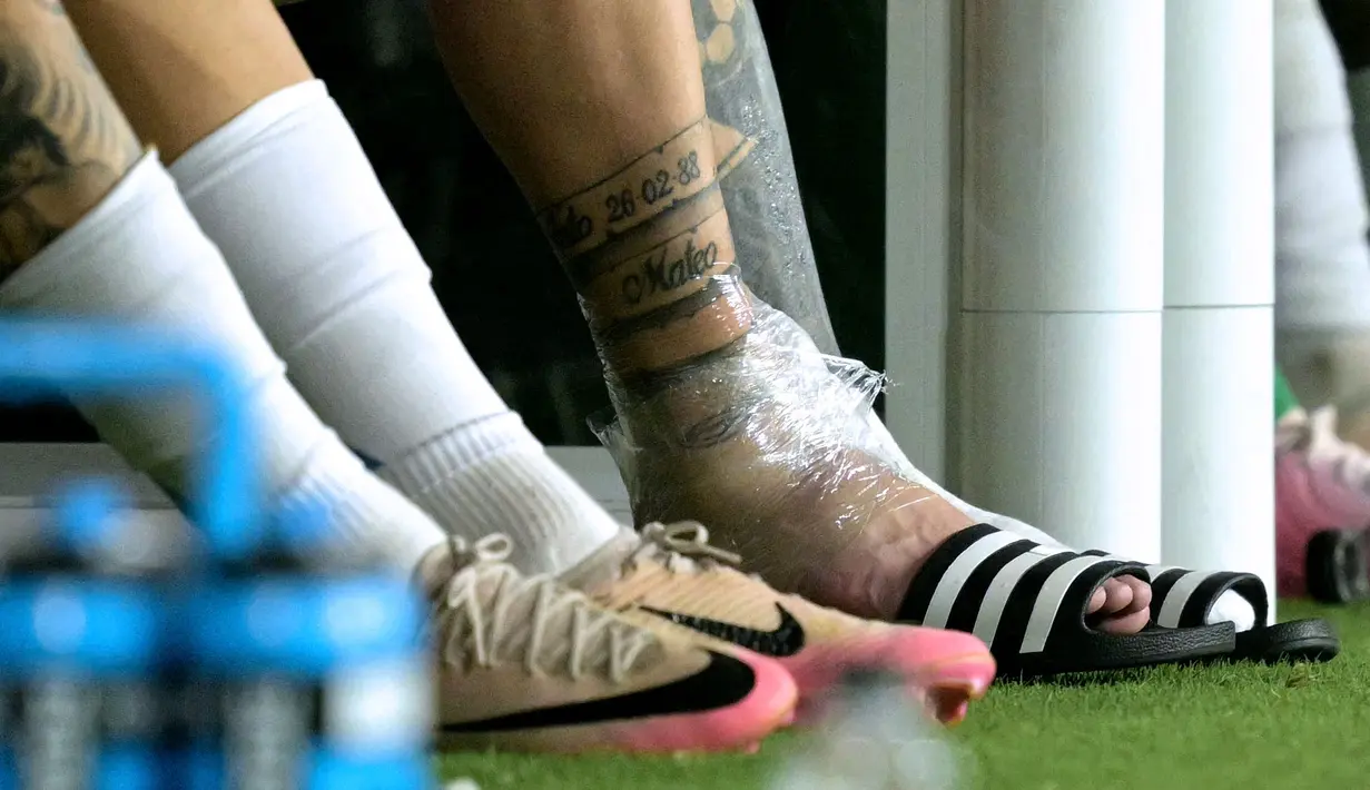 Kaki kanan Lionel Messi tampak bengkak dan harus dibebat menggunakan es akibat cedera yang dialaminya. (AFP/Juan Mabromata)