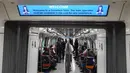 Sebuah tanda menyambut penumpang ke kereta metro tanpa pengemudi pertama India saat peresmiannya di New Delhi, Senin (28/12/2020). Kereta tanpa pengemudi itu akan beroperasi di jalur magenta sepanjang 38 kilometer di ibu kota India yang menghubungkan 25 stasiun metro. (Sajjad HUSSAIN/AFP)