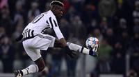 Musim lalu Paul Pogba berhasil menorehkan 12 assist bersama Juventus, angka itu lebih banyak dibanding jumlah kombinasi assist dari Wayne Rooney (6) dan Juan Mata (5). (AFP/Marco Bertorello)