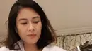 Terkenal sebagai Cinta di film AADC, Dian Sastro yang jago akting ini juga pandai memainkan  alat musik seperti gitar. Selain cantik, terbukti kan kalau Dian pandai membagi waktunya antar berkarier dan mengurus keluarga. (Instagram/therealdisastr)