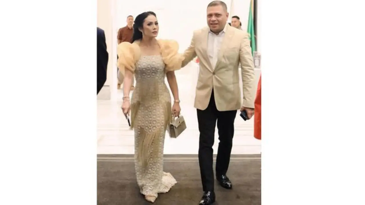 Model Rambut Kris Dayanti saat Menemani Sang Suami pada Acara Formal (Foto: Instagram @krisdayantilemos)