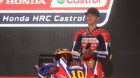 Pembalap Honda HRC Castrol, Luca Marini, saat peluncuran tim secara resmi di pabrik PT Astra Honda Motor (AHM), Cikarang, Jawa Barat, Sabtu (1/2/2025). (Bola.com/Muhammad Iqbal Ichsan)