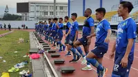 Pemain Persib Bandung dalam sesi latihan di lapangan SPOrT Jabar, Arcamanik, Bandung, Kamis (23/1/2020). (Bola.com/Erwin Snaz)
