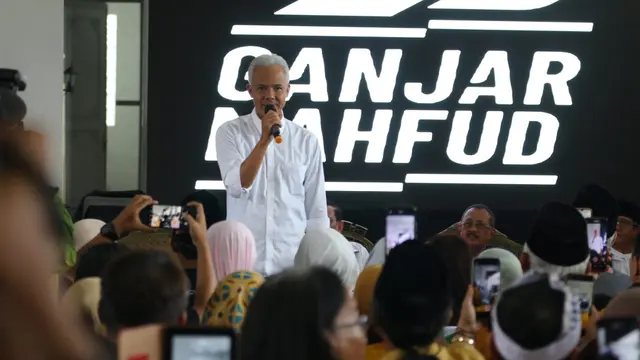 Ganjar Pranowo pada pertemuan di posko Tim Pemenangan Daerah Ganjar-Mahfud Jatim di Gedung Internatio Surabaya. (Dian Kurniawan/Liputan6.com)