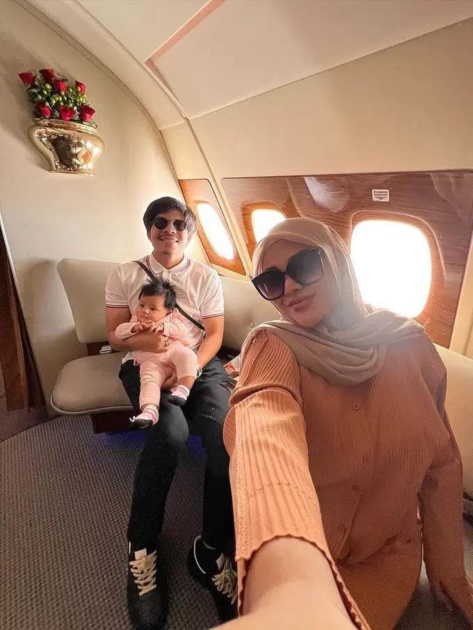 Atta Halilintar dan Aurel Hermansyah mengajak Ameena melakukan perjalanan jauh. (Foto: Instagram/aurelie.hermansyah)