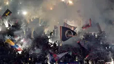 Aksi Suporter Bologna memberikan dukungan kepada timnya saat melawan AC Milan pada lanjutan Serie A di Stadio Renato Dell'Ara, Bologna,  (8/5/2/2017).  MIlan mengan 1-0.  (AFP/Giuseppe Cacace)