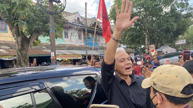 Calon Presiden nomor urut 3, Ganjar Pranowo blusukan ke Pasar Loa, Kulu Kutai Kartanegara, Provinsi Kalimantan Timur pada Rabu (6/12/2023).