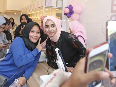 Aktris Laudya Cynthia Bella berswafoto bersama pembeli di toko rotinya di kawasan Depok, Jawa Barat (30/10). Laudya Cynthia Bella mengunjungi bisnis toko rotinya dalam acara "Temu Manis dengan Teh Bella". (Liputan6.com/Herman Zakharia)