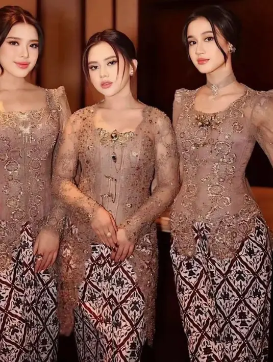 Begitupun dengan Keisha, ia mengenakan kebaya klasik dengan model balon lengan panjang. Dipadukan dengan kalung choker kainnya. [@mootiara.gorontalo]
