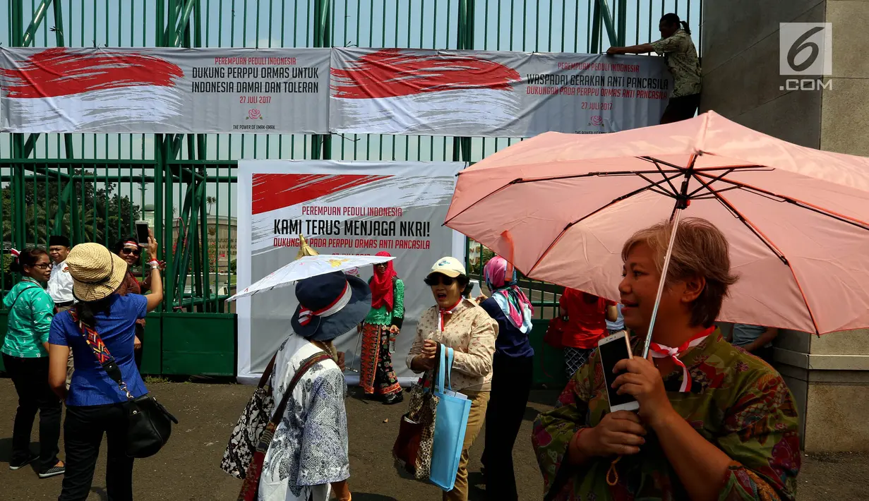 Massa dari Perempuan Peduli Indonesia menggelar aksi mendukung pengesahan Perppu Ormas di depan Gedung DPR RI, Jakarta, Kamis (27/7). Dalam aksinya, para ibu itu mendesak pemerintah untuk merealisasikan Perppu No 2 Tahun 2017. (Liputan6.com/Johan Tallo)