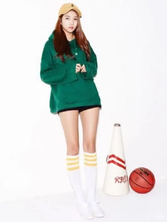 Sowon GFRIEND mempunya kaki yang indah dan jenjang. Bahkan saat memakai sepatu datar, kakinya masih terlihat panjang. (Foto: Soompi.com)