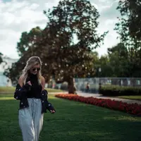 Ilustrasi pakaian. Sumber foto: unsplash.com/Roberto Nickson.