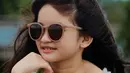 Meski masih berusia 9 tahun, jangan ragukan kemampuan Graciella Abigail saat jadi model foto. Senyum tipis ditambah memakai kacamata ini membuat foto Graciella Abigail berhasil mencuri perhatian publik. (Liputan6.com/IG/@graciellaabigail)