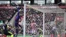 Kiper Stoke City, Jack Butland, berusaha menghalau bola saat melawan Arsenal pada pertandingan pekan ke-37 Premier League, di Stadion Bet 365, Sabtu (13/5/2017). Arsenal menang dengan skor 4-1. (AP /Nick Potts)