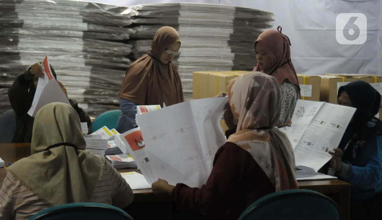 Penyortiran dan pelipatan surat suara Pemilu 2024 dilakukan hingga Jumat (12/1/2024). (merdeka.com/Imam Buhori)