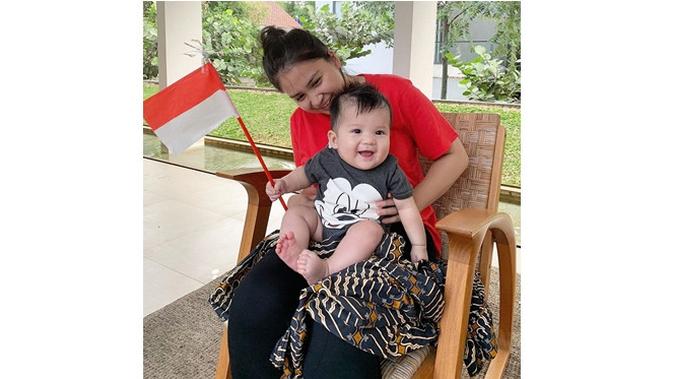 Potret Putri Titian Asuh Kedua Anaknya Tanpa Baby Sitter (sumber: instagram/@putrititian)