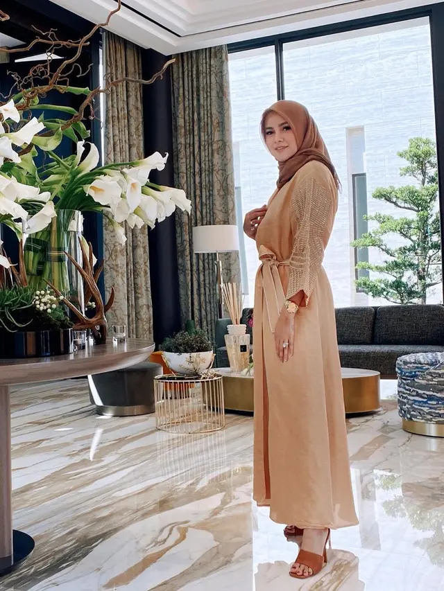 7 Potret Sudut Rumah Olla Ramlan, Bernuansa Klasik Penuh Ornamen Kayu