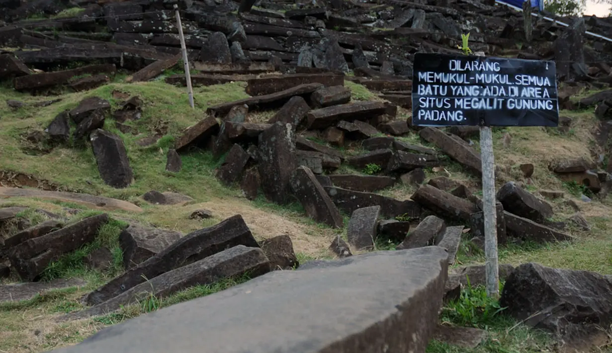 Papan larangan untuk pengunjung terpampang di setiap sudut situs Gunung Padang di Kampung Cimanggu, Cianjur, Jawa Barat, (19/9/2014). (Liputan6.com/Helmi Fithriansyah)