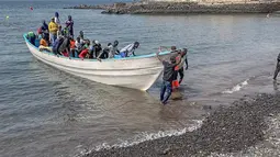 Sebuah kapal yang membawa 41 migran yang berangkat dari Senegal mendarat di Kepulauan Canary, Spanyol, demikian disampaikan layanan darurat pada Kamis, sementara tim penyelamat terus mencari tiga kapal lainnya yang hilang dari Senegal. (Handout / SPANISH RED CROSS / AFP)