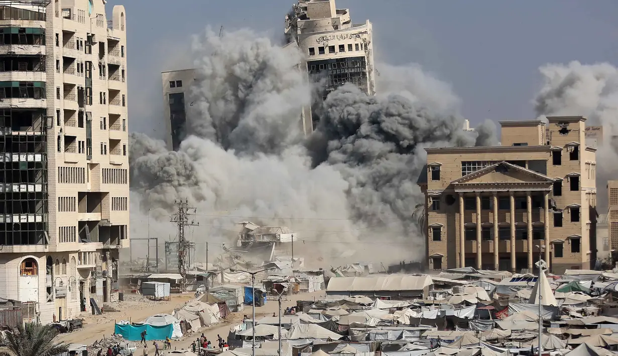 Menara al-Ruya di kawasan Rimal, Kota Gaza, runtuh di tengah asap setelah serangan udara Israel pada 8 September 2025. (Omar AL-QATTAA/AFP)