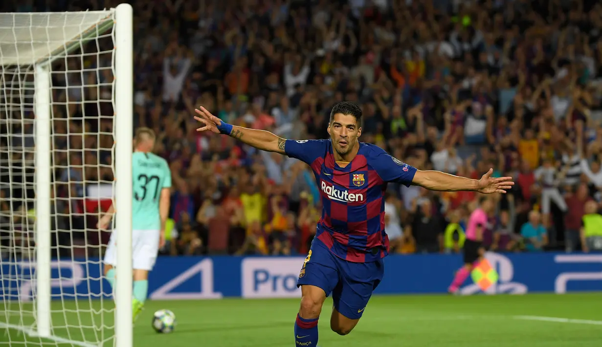 Striker Barcelona, Luis Suarez, merayakan gol yang dicetaknya ke gawang Inter Milan pada laga Liga Champions di Stadion Camp Nou, Barcelona, Rabu (2/10). Barcelona menang 2-1 atas Inter. (AFP/Lluis Gene)