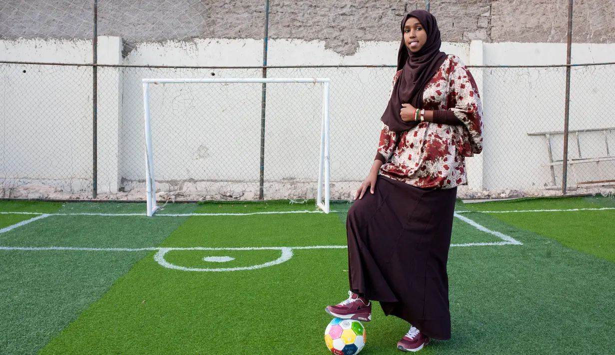 Pelatih dan pemain sepak bola Somalia, Marwa Mauled Abdi (24) berpose di lapangan sepak bola Ubah Ubah, Hargeisa, Somaliland, Somalia Barat Laut, Kamis (1/3). Marwa berharap lebih banyak platform olahraga untuk anak perempuan. (AFP PHOTO/Mustafa Saeed)