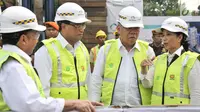 Menhub Budi Karya Sumadi (kedua kiri), Menteri PUPR Basuki Hadimuljono (kedua kanan), dan Menteri BUMN Rini Soemarno saat meresmikan pembangunan proyek rumah susun dengan konsep Transit TOD di Jakarta, Selasa (15/8). (Liputan6.com/Yoppy Renato)
