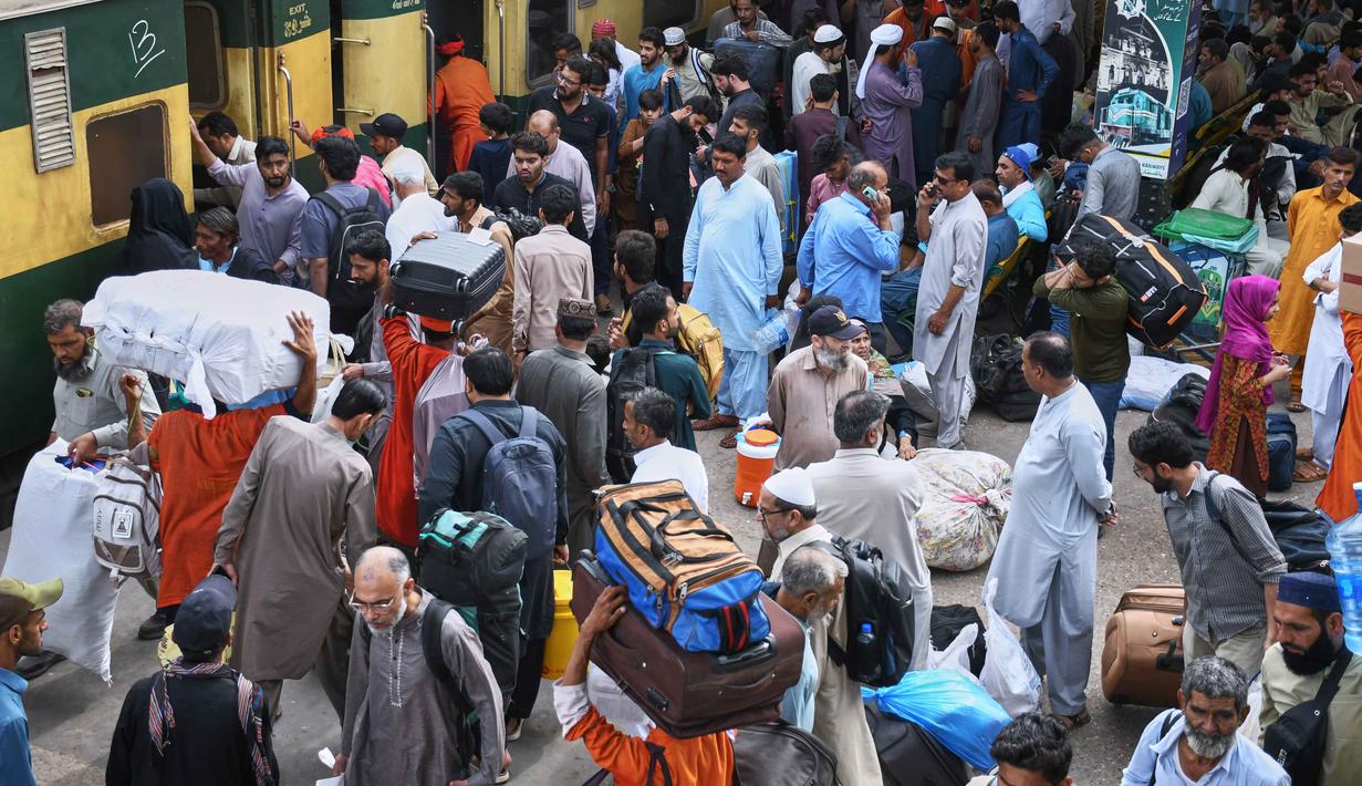 Suasana mudik di Pakistan sangat padat, stasiun kereta api mengalami lonjakan penumpang yang drastis. Tampak dalam foto, orang-orang menunggu kereta penumpang untuk pulang ke kampung halaman untuk Hari Raya Idul Fitri yang akan datang, sekaligus menandai berakhirnya bulan suci Ramadan, di sebuah stasiun kereta api di Karachi, Pakistan, Selasa 17 Maret 2026. (AP Photo/Ali Raza)