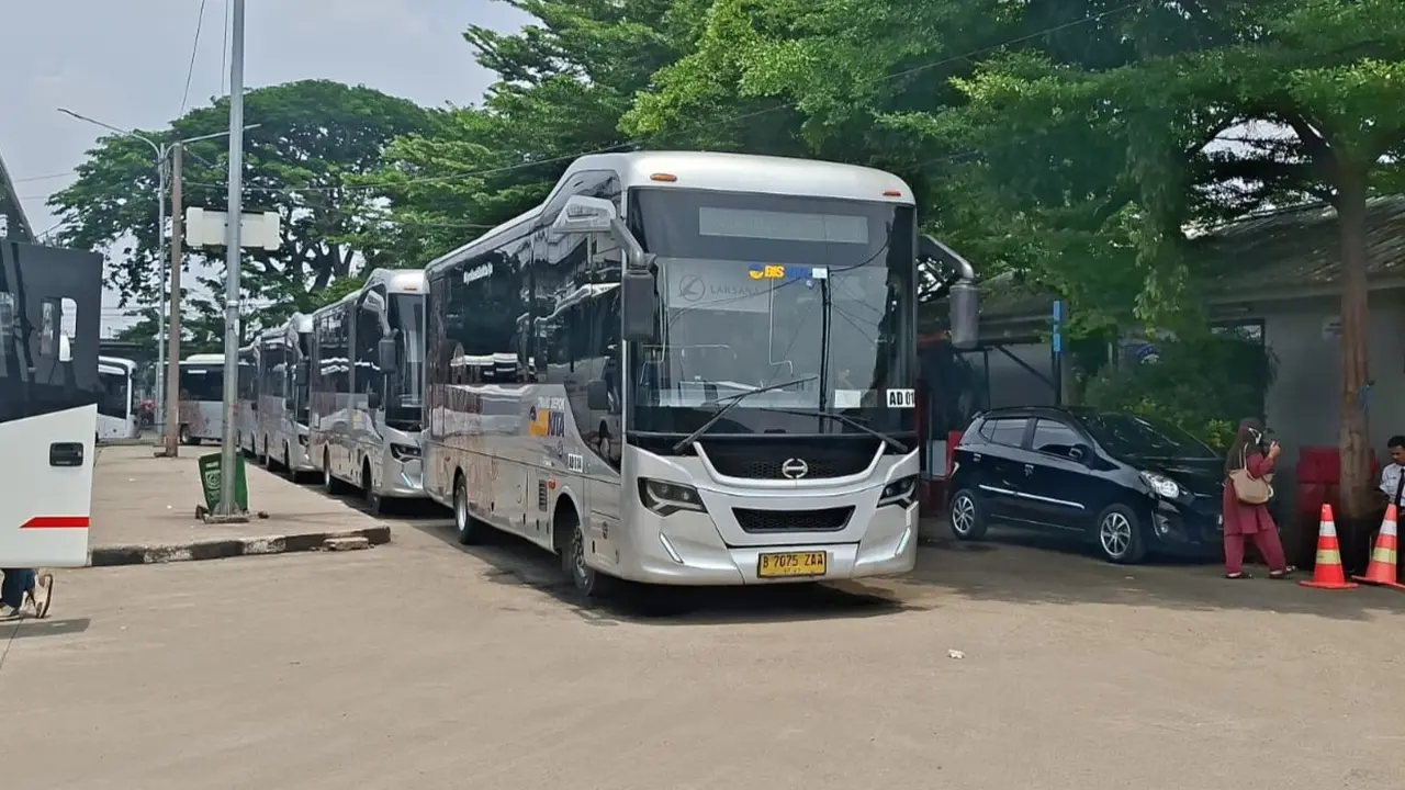 BisKita rute Terminal Terpadu Depok menuju Stasiun LRT Harjamukti.