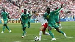 Striker Polandia, Robert Lewandowski, berebut bola  dengan gelandang Senegal, Ismaila Sarr, pada laga Piala Dunia di Stadion Spartak, Selasa (19/6/2018). Senegal menang 2-1 atas Polandia. (AP/Darko Vojinovic)