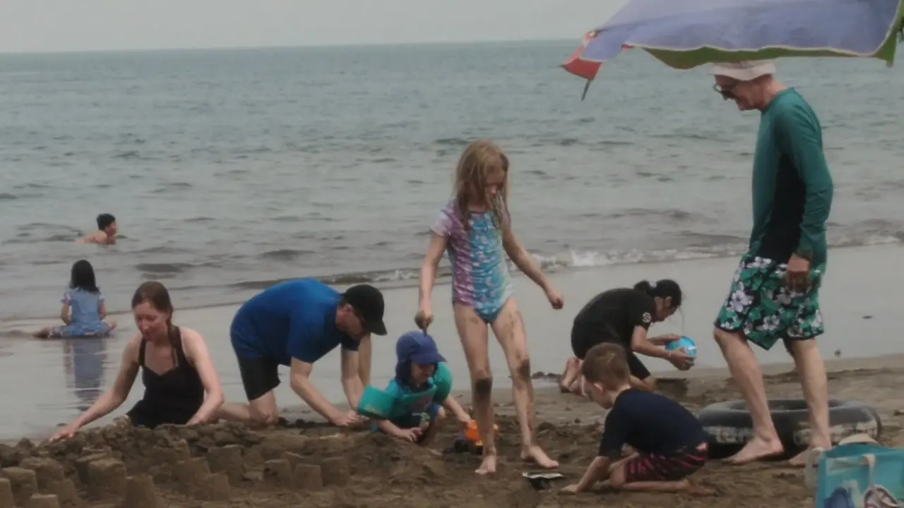 Wisatawan bermain di Pantai Anyer. (Minggu, 31/12/2023).