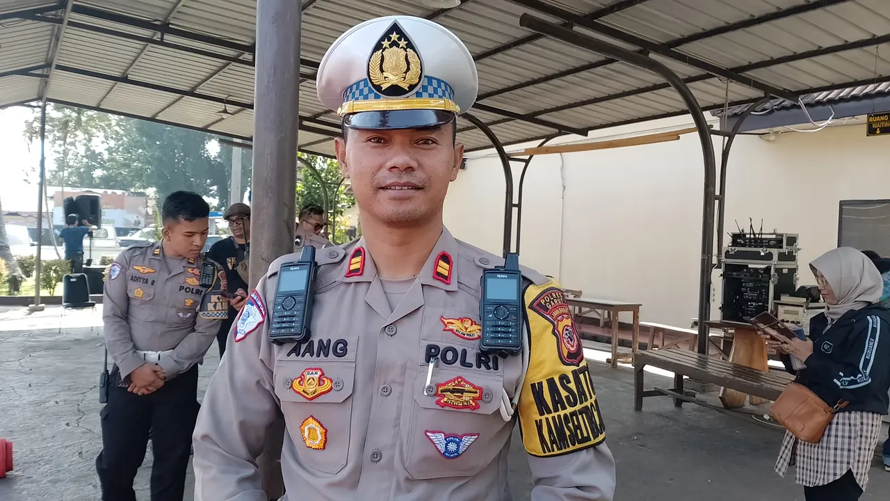 Kasat Lantas Polres Garut Iptu Aang Andi Suhandi, memberikan penjelasan selepas pelepasan mudik gratis Polres Garut, Rabu (26/3/2025). (Liputan6.com/Jayadi Supriadin)