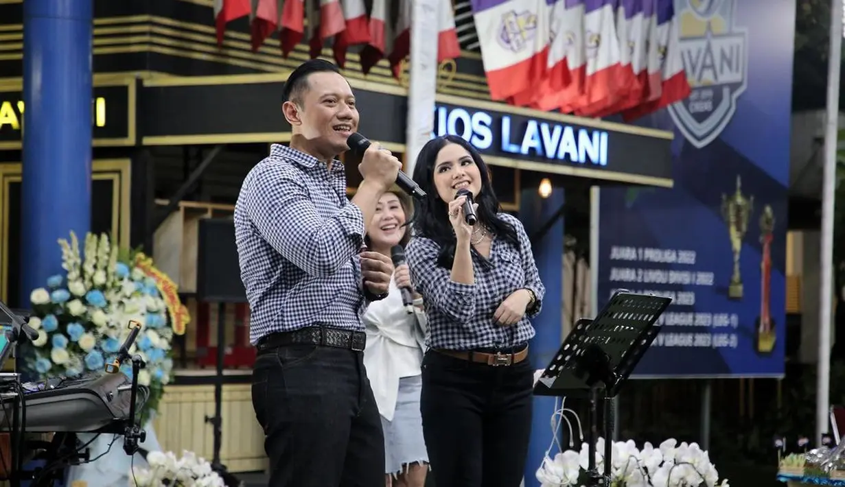 Ini adalah momen perayaan ulang tahun SBY, Annisa Pohan tampil kompak dengan sang suami. Keduanya tampil mengenakan kemeja bermotif kotak-kotak hitam-putih dan celana jeans hitam. [Foto: Instagram/annisayudhoyono]