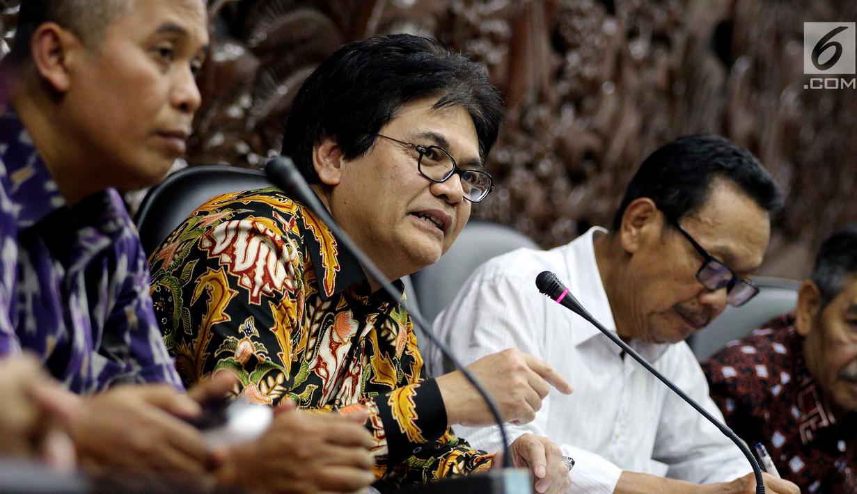 Dirjen BPI M. Ahmad Ramli memberi keterangan terkait batas akhir pendaftaran kartu prabayar telekomunikasi di Kominfo, Jakarta, Rabu (28/2). Kemenkominfo menegaskan batas pendaftaran ulang nomor prabayar seluler pada hari ini. (Liputan6.com/JohanTallo)