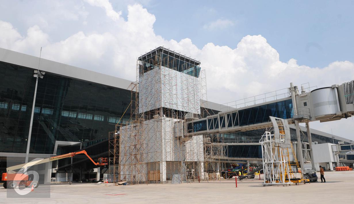 Pembangunan Tower Air Traffic Controller (ATC)‎ di Terminal 3 Ultimate Bandara Soekarno-Hatta, Tangerang, Rabu (13/7). Angkasa Pura II terus kebut pembangunan ATC dengan target penyelesaian tower 1 minggu mendatang. (Liputan6.com/Helmi Afandi)