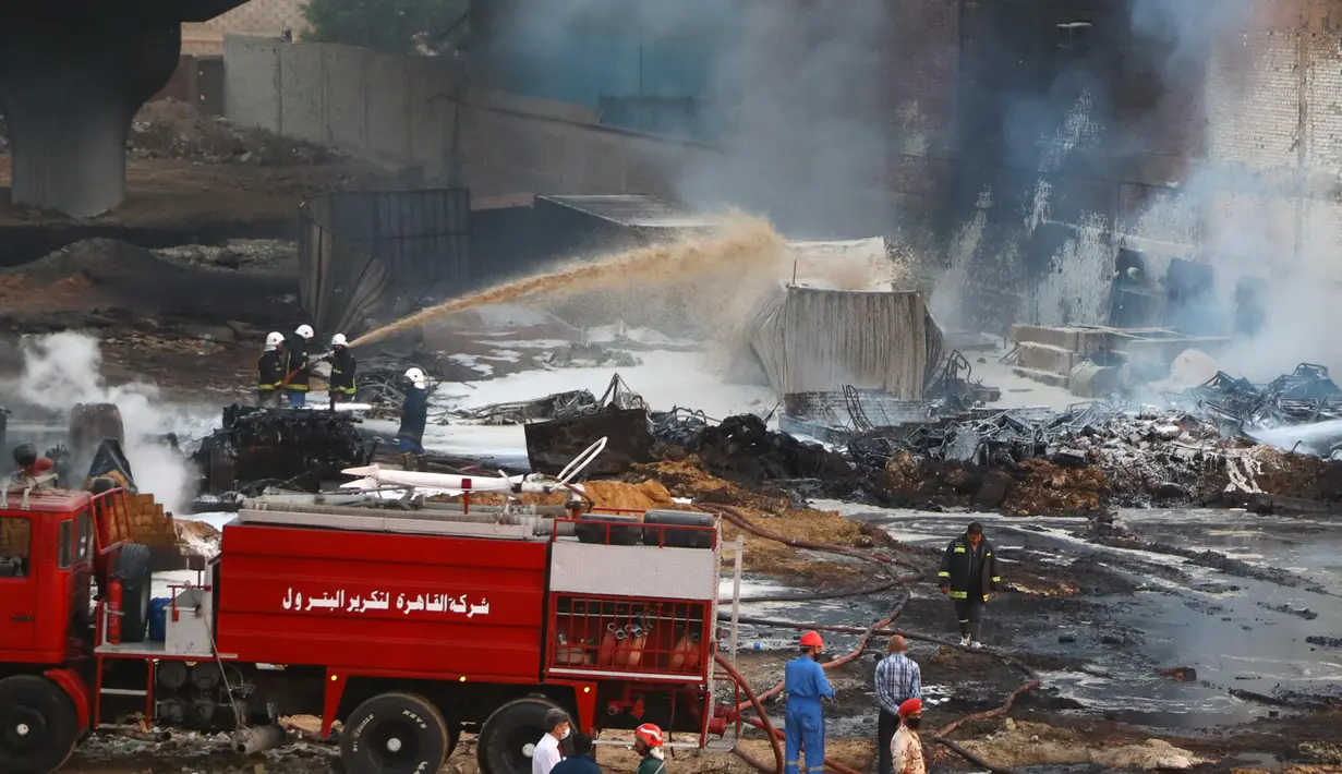 Para petugas pemadam kebakaran berupaya memadamkan api di lokasi kebakaran pipa minyak mentah di Kairo, ibu kota Mesir (14/7/2020). Sebanyak 17 orang terluka akibat insiden kebakaran pipa minyak mentah di Kairo, demikian disampaikan Kementerian Kesehatan Mesir. (Xinhua/Ahmed Gomaa)