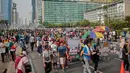 Warga dan pedagang kaki lima (PKL) memadati kawasan car free day (CFD), Bundaran HI, Jakarta, Minggu (4/8/2019). Kurangnya pengawasan petugas menyebabkan banyak PKL berjualan tidak pada tempat yang telah disediakan oleh Pemprov DKI Jakarta. (Liputan6.com/Faizal Fanani)