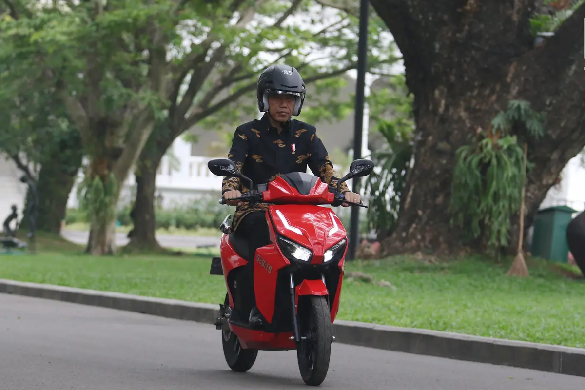 Jokowi Jajal Motor Listrik Gesits