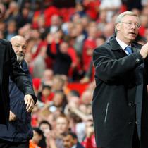 Manajer Manchester United, Alex Ferguson (kanan), dan manajer Sunderland, Roy Keane, meninggalkan lapangan setelah pertandingan Premier League mereka di Old Trafford, Manchester, Inggris barat laut, 1 September 2007. Manchester menang 1-0. (FOTO AFP/ANDREW YATES)
